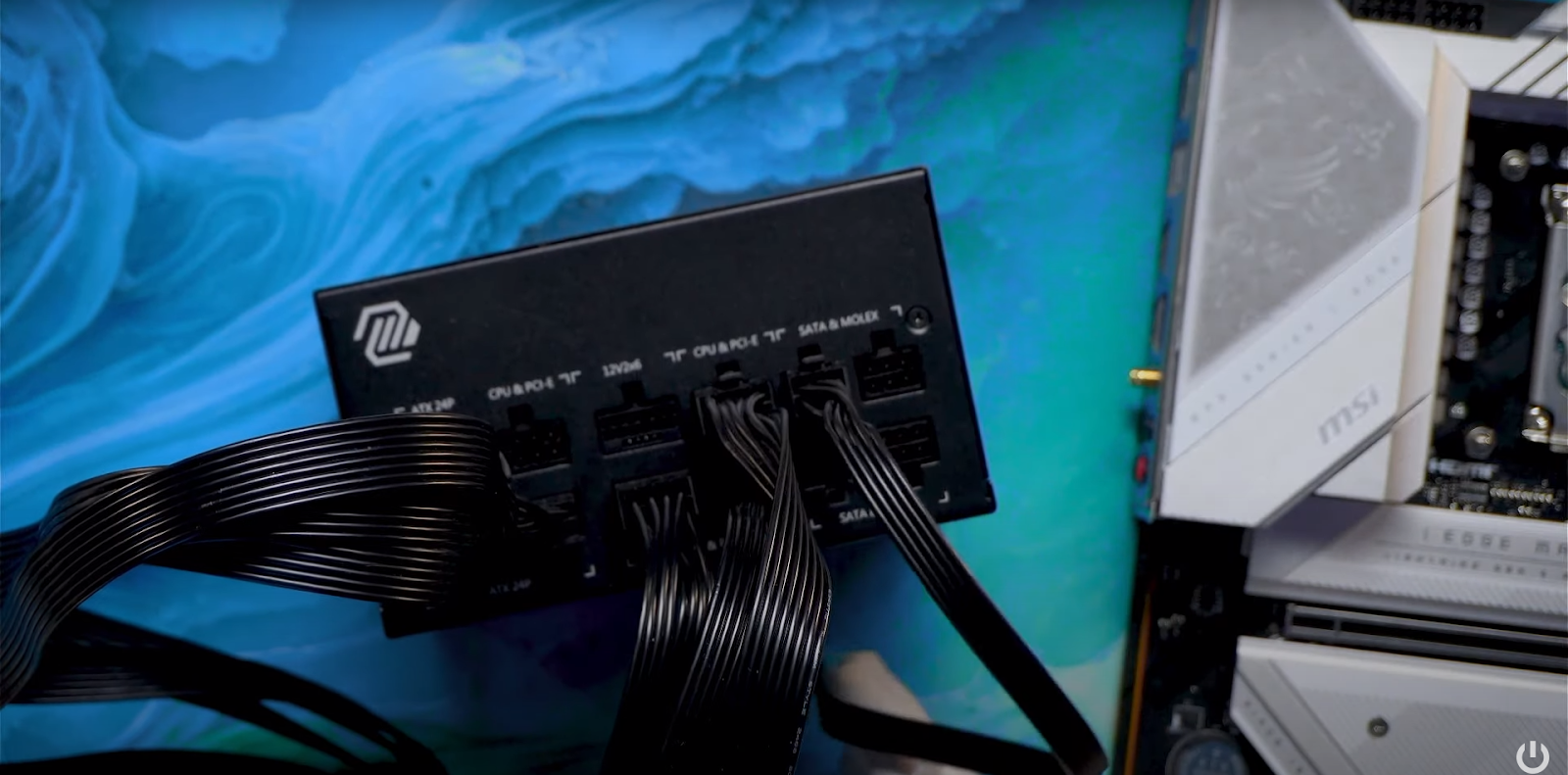 fuente de alimentación y gestión de cables
